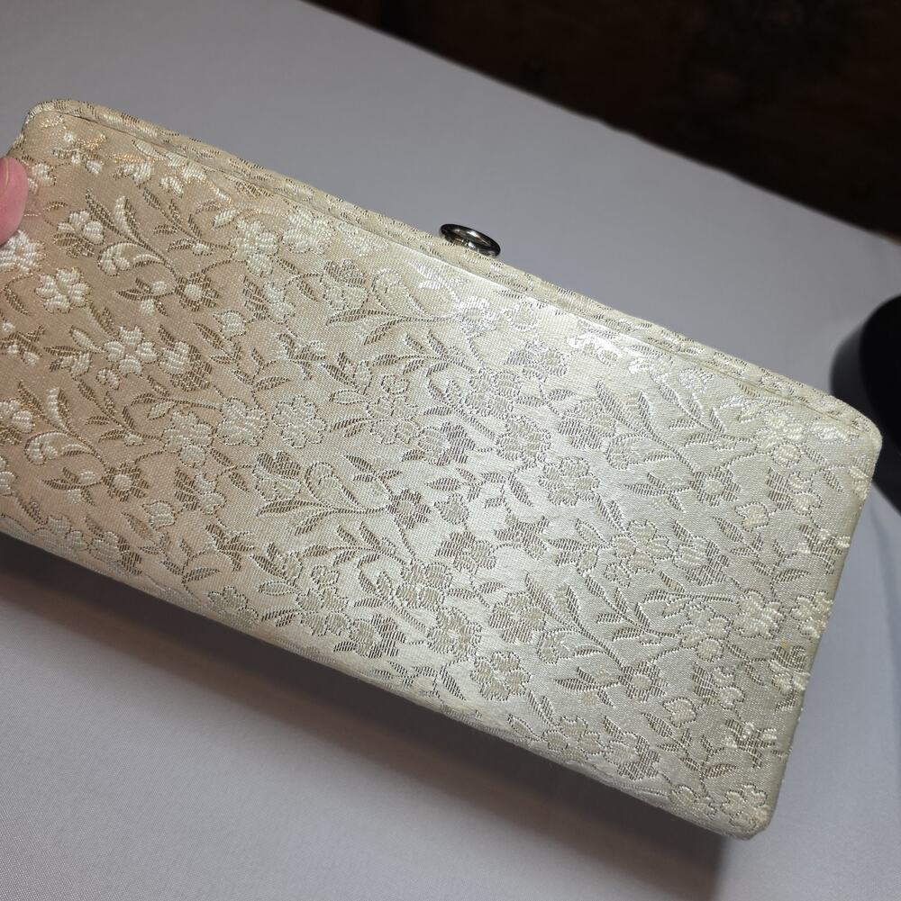 Vtg White SilverWallet/Clutch/Coin Purse Embroidered Floral Ring SnapClosure